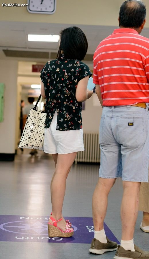 排队等着看医生的熟妇大姐,保养得还很不错哦[第5张/共7张]