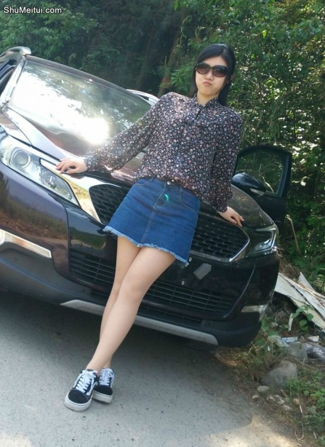 碎花短裙长腿美女保养得真不赖，兄弟们讨论讨论[第12张/共12张]