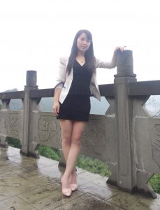 保养不赖的熟妇魏大姐携小公主出境，点个赞