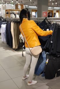 跟妻子美雅逛商场拍她的紧身白裤圆臀