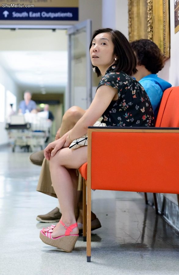 排队等着看医生的熟妇大姐,保养得还很不错哦[第6张/共7张]