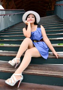 丰满的欣嫂拥有一双肥硕的肉丝腿