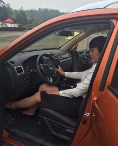 戴墨镜熟透的大姐，长的好有喜感