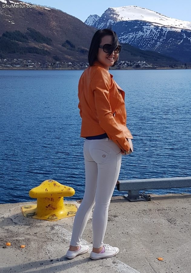 跟妻子美雅逛商场拍她的紧身白裤圆臀[第10张/共14张]