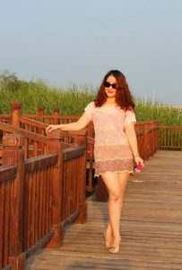 成熟气质姐姐在市郊外拍照片,她有一双丰满玉腿