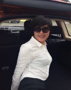 戴墨镜熟透的大姐，长的好有喜感