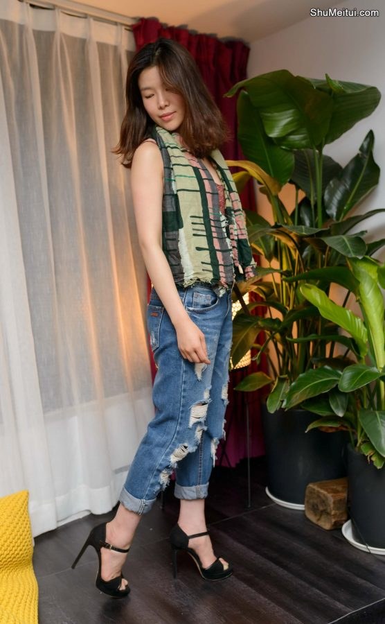 知性的美女自己在家拍写真，姿势很专业[第6张/共6张]