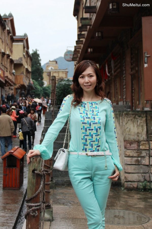 出水芙蓉般的美妇清新装扮游古镇[第8张/共12张]
