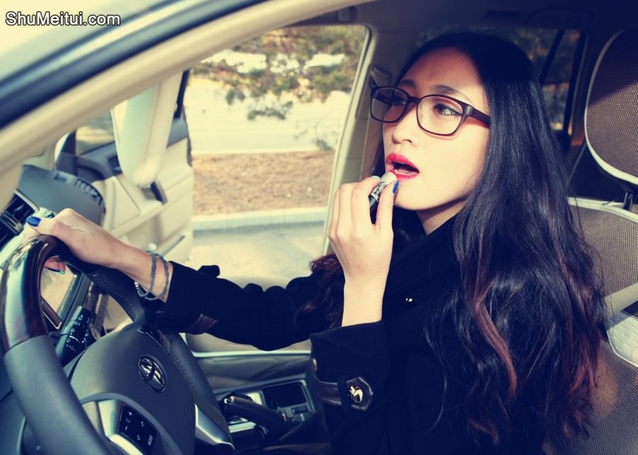 戴眼镜穿短靴的熟女，真是个迷人的妖精了[第24张/共37张]