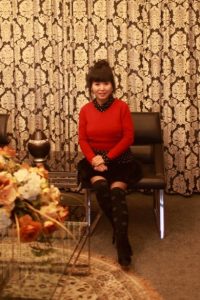 上身丰满的阿姨居家靴子黑色丝袜