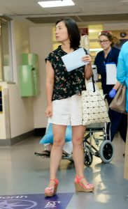 排队等着看医生的熟妇大姐,保养得还很不错哦