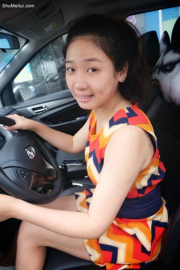 丰满的榴榴嫂彩虹裙大白腿[第8张/共29张]