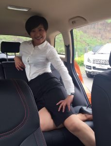 戴墨镜熟透的大姐，长的好有喜感