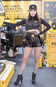 性感模特站岗，别说效果杠杠的，走过路过别错过