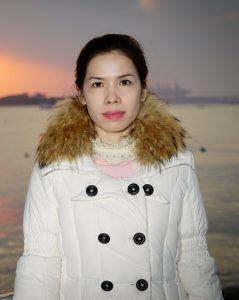 性感美妇王翠嫂来到海边浪一圈，有粉丝吗