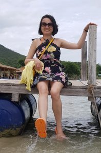 在海边光着脚玩水的熟妇