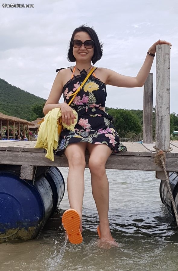 在海边光着脚玩水的熟妇[第6张/共12张]