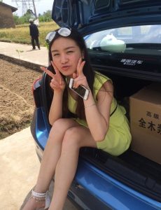 独自带着性感貌美的小姨子回丈人家，一路上我的心跟小鹿似的