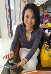 旅行时美雅收拾东西,趁机拍她穿了紧身裤的美臀