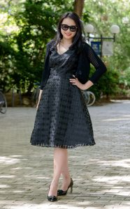 猛一看有些像高圆圆的黑衣大姐，好妩媚呀