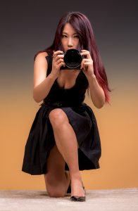 活力四射的熟妇辛迪，影棚内穿细高跟鞋拍写真