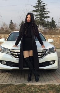 小姐姐好诱人，车内秀皮靴美腿