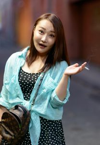 两杆成熟美女老烟枪，这吞云吐雾的姿势真销魂