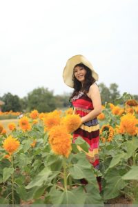 心情很好的性感阿姨在向日葵地里拍照片