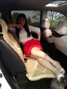 轻熟美人魏大姐又来一波，白衣红裙很是惹眼哦