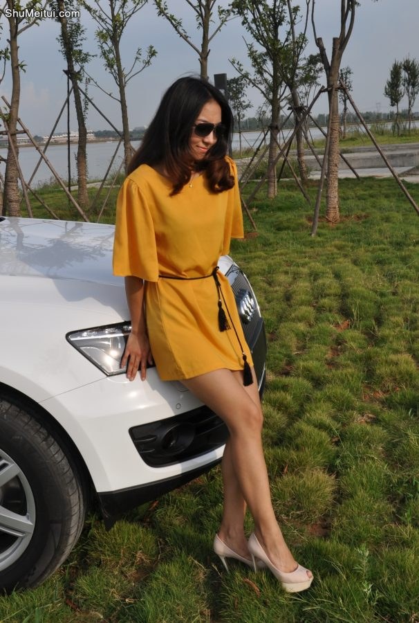 高挑的长发美女拍摄媳妇车模照片[第5张/共7张]