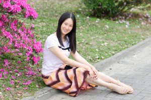 熟女Elin姐坐在花丛旁边露玉腿白脚