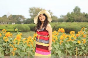 心情很好的性感阿姨在向日葵地里拍照片