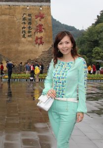 出水芙蓉般的美妇清新装扮游古镇