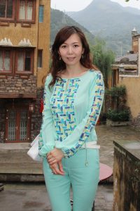 出水芙蓉般的美妇清新装扮游古镇