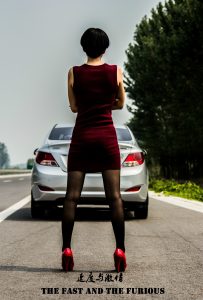 包臀裙配黑丝的短发美女当车模