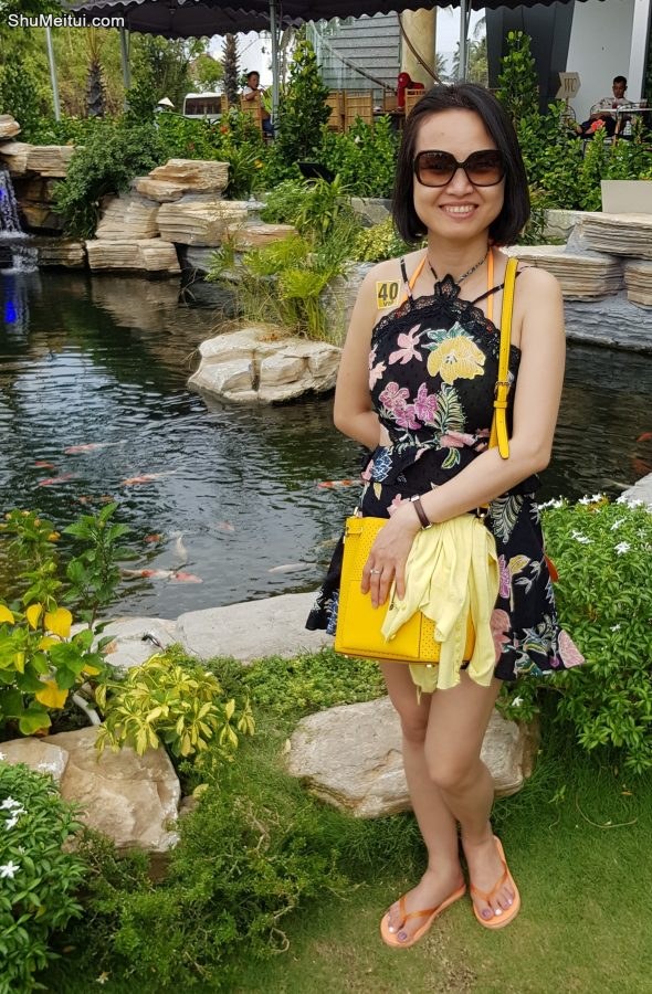 在海边光着脚玩水的熟妇[第10张/共12张]