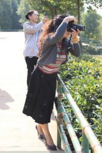 喜欢拍照的美熟到动物园采风