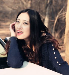 戴眼镜穿短靴的熟女，真是个迷人的妖精了