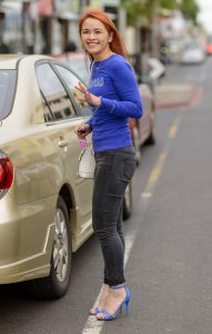 偶遇邻居美丽熟妇，大姐被拍的不好意思了