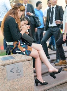 美妇太无聊了只能玩手机了，求男票带走