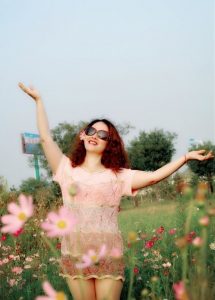 成熟气质姐姐在市郊外拍照片,她有一双丰满玉腿