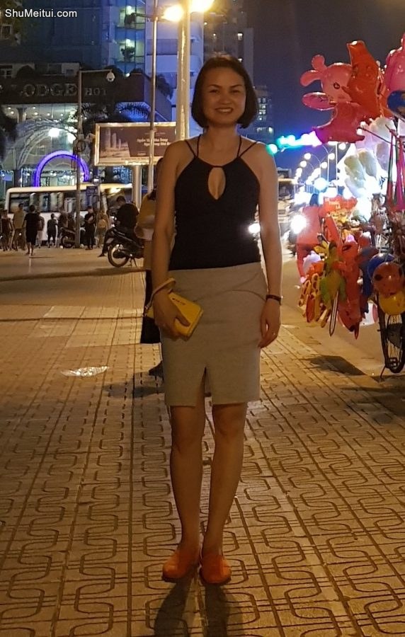 人妻美雅的上衣胸前开口露沟[第5张/共10张]