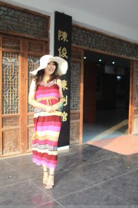 心情很好的性感阿姨在向日葵地里拍照片