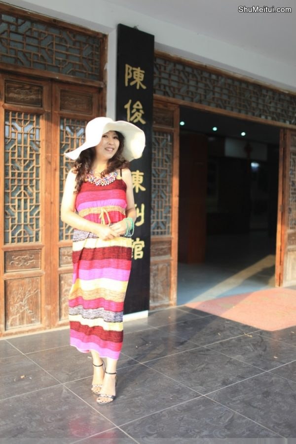 心情很好的性感阿姨在向日葵地里拍照片[第8张/共15张]