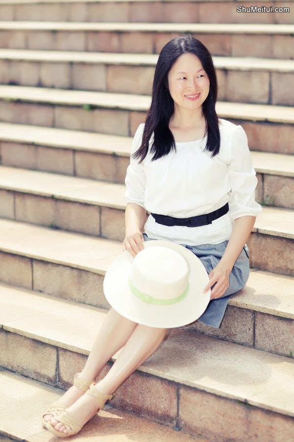 三十年后重返校园,气质优雅的Elin姐写真照片[第10张/共21张]