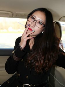 戴眼镜穿短靴的熟女，真是个迷人的妖精了