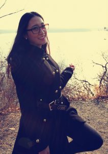 戴眼镜穿短靴的熟女，真是个迷人的妖精了