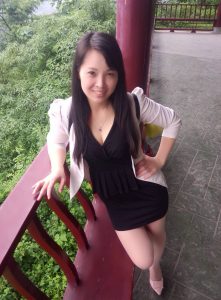 保养不赖的熟妇魏大姐携小公主出境，点个赞