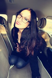 戴眼镜穿短靴的熟女，真是个迷人的妖精了