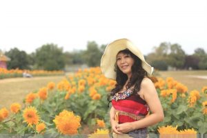 心情很好的性感阿姨在向日葵地里拍照片